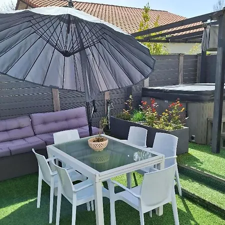 With Jacuzzi And Courtyard In Apartmán