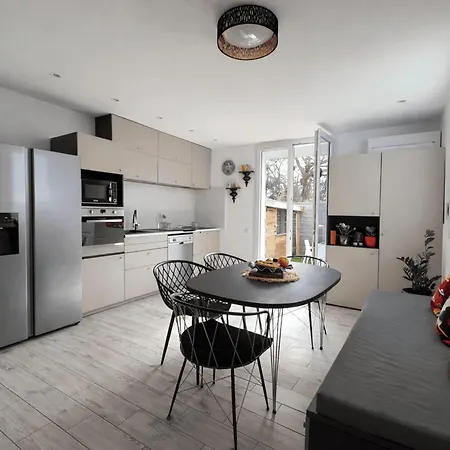 Apartmán With Jacuzzi And Courtyard In