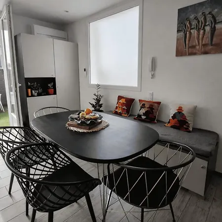 With Jacuzzi And Courtyard In Apartmán