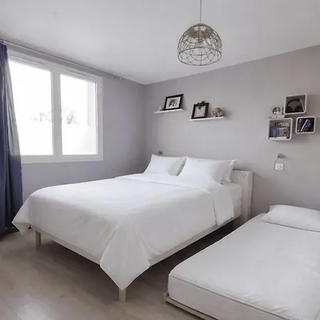 With Jacuzzi And Courtyard In *
