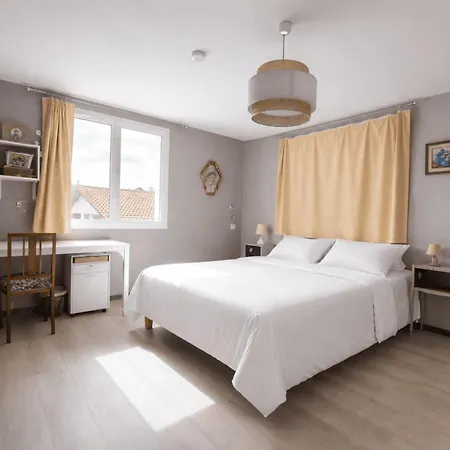 With Jacuzzi And Courtyard In *