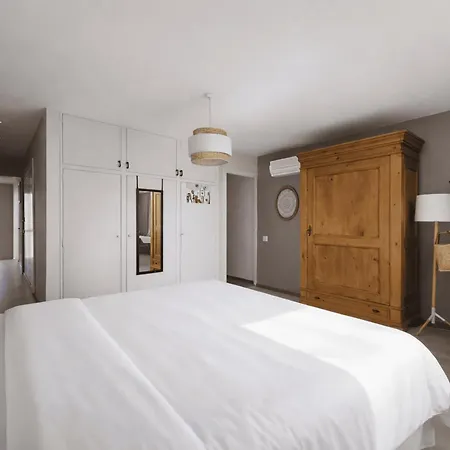 Apartamento With Jacuzzi And Courtyard In *