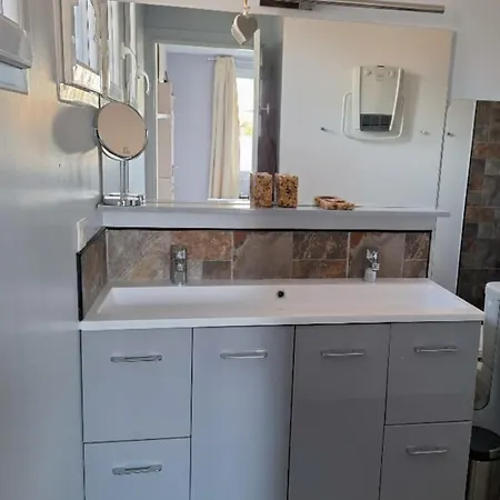 With Jacuzzi And Courtyard In Apartmán *