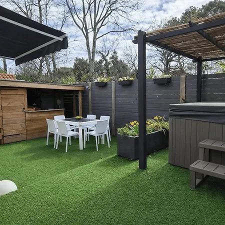 Apartmán With Jacuzzi And Courtyard In *