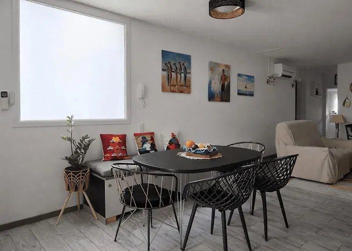 With Jacuzzi And Courtyard In *