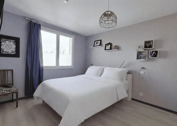 With Jacuzzi And Courtyard In *