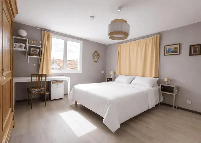 With Jacuzzi And Courtyard In Apartament *