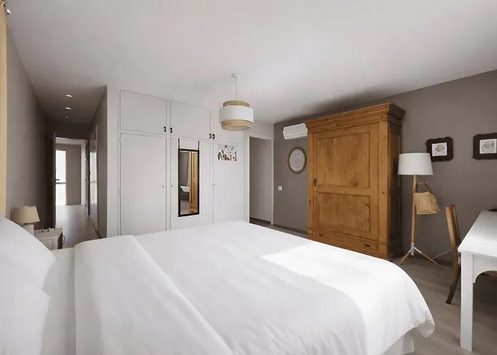 Apartament With Jacuzzi And Courtyard In *
