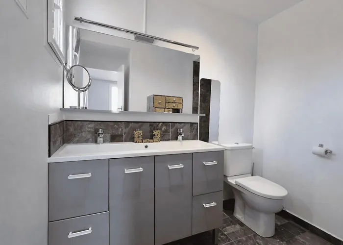 With Jacuzzi And Courtyard In * Andernos-les-Bains